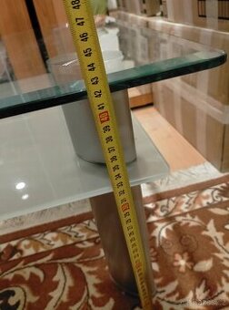 Krásný skleněný konferenční stůl