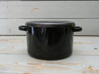 Černý litinový hrnec