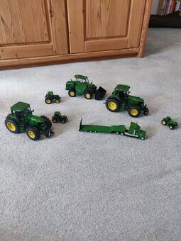 Modely traktorů John Deere / Britains + kamion s podvalníkem