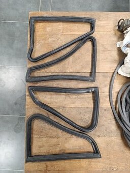 Trojuholníkové okienka škoda 1000MBX