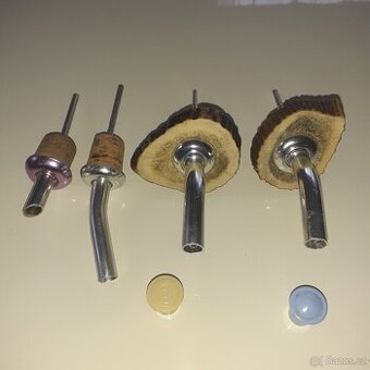 zátky, uzávěry, nálevky na lahve