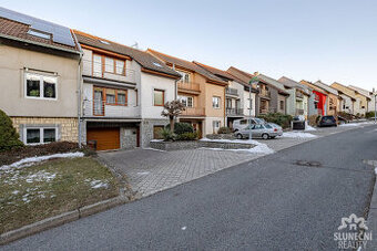 Prodej řadového rodinného domu 5+1 s bazénem – Uherské Hradi