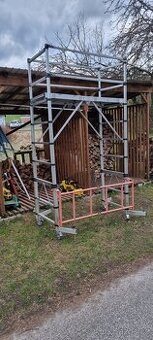 Skládací teleskopické pojízdné LEŠENÍ