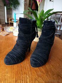 Semišové kotníkové boty na podpatku - 1