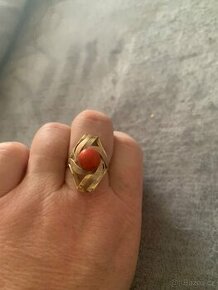 Zlatý prsten s koralkem