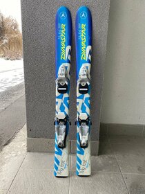 Dětské sjezdové lyže a k tomu hůlky