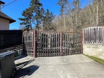 Venkovní dvoukřídlá brána vrata a vrátka branka velká kovová
