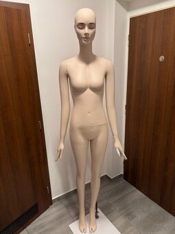 Dámská figurína MORE MANNEQUINS
