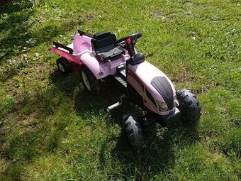 Šlapací traktor s přívěsem