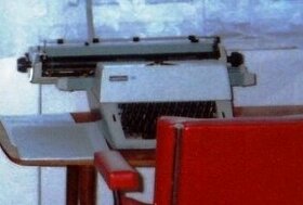 PRODÁM psací stroj Consul široký válec