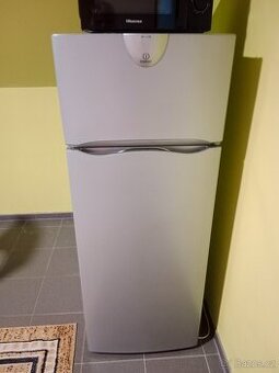 Lednice s mrazakem Indesit