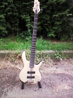 Baskytara CORT A4