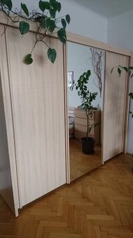 Zrcadlová šatní skříň