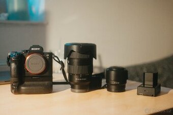 Sony A7III + objektivy + battery grip