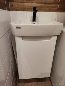 Závěsná skříňka s umyvadlem