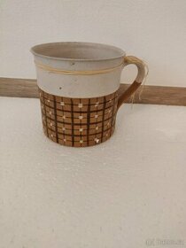 Keramický hrnek v dobrém stavu