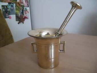 starý mosazný hmoždíř