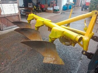 Tříradličný pluh