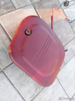 Jawa kyvacka, panelka - kastlik na naradi