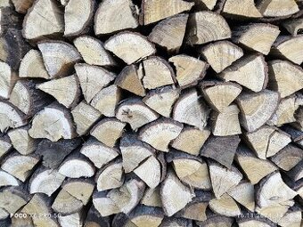 DŘEVO TVRDÉ, SUCHÉ VHODNÉ IHNED K TOPENÍ, ŠTÍPANÉ.