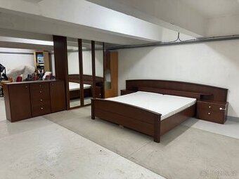 Ložnicová sestava – masivní vzhled, tmavý dekor