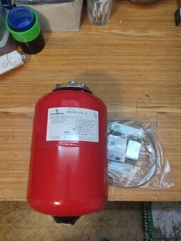 Expanzní nádoba 5l nová + držák na zeď