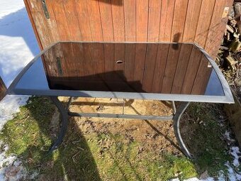 Zahradní kovový stůl se skleněnou deskou