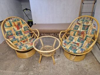 Ratanová otáčivá křesla se stolkem