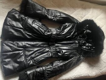 Černá parka lemovaná pravou kožešinou