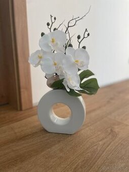 Umělá orchidej ve váze
