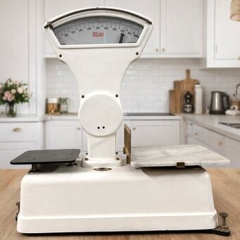 Starší mechanická váha – krásná dekorace v perfektním stavu