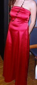 červené saténové šaty 38
