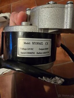 12V Elektromotor 250W s prevodovkou a regem