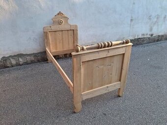 STAROŽITNÁ SELSKÁ ZDOBENÁ POSTEL PO RENOVACI
