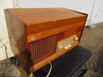 Nabízím staré radio Tesla 1016A. Netestováno. Chybí gramofo