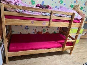 Dvoupatrová postel masiv + 2x matrace 90x200, pěkný stav