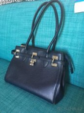 Celokožená elegantní a nadčasová modrá kabelka