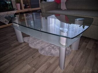 Prodám pěkný skleněný konferenkční stolek.