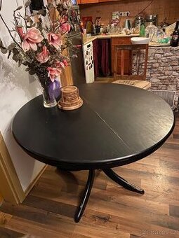 Prodám stul rozkládací z masivního dřeva