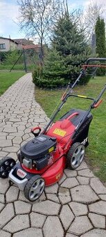 Benzínova sekačka s pojezdem.