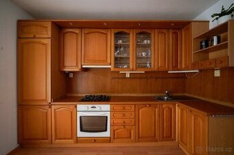 Starší dřevěná Koryna kuchyně, funkční spotřebiče v ceně. - 1