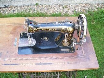 Šlapací šicí stroj.