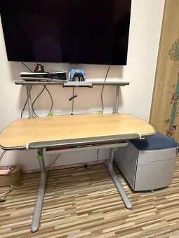 Školní pracovní stůl