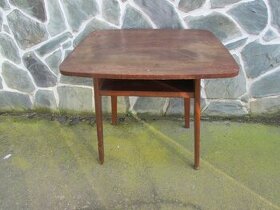 Starší dýhovaný televizní stolek