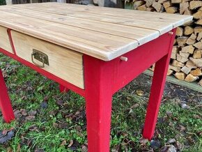 Starý červený stůl s šuplíkama