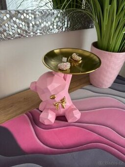 Růžový sedící medvídek z pryskyřice s mašlí a tácem