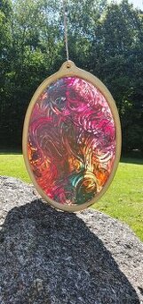 Malba na skle v dřevěném rámu-nevidomá malířka Lea