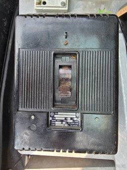 Deon OEZ 32A J21U 50 B třípólový hlavní jistič