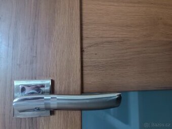 Dveřní kování (2 kliky a rozety). Plejada HR-NIKL-BL.