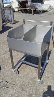 Nerezový stůl na kolečkách s úložnými prostorem 57x57x91 cm.